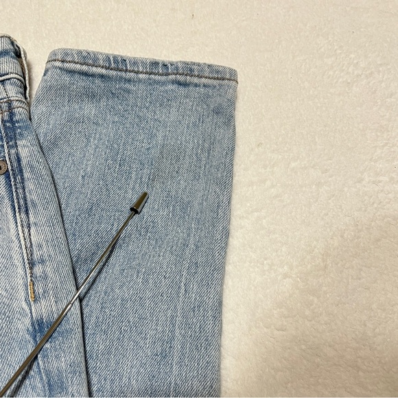 American Eagle Outfitters Women's Strigid Mom Jean Light Wash Size 2 - Picture 7 of 16